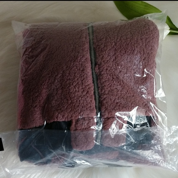 Size S🌺PINK VS SHERPA BOMBER JACKET. - Picture 3 of 4